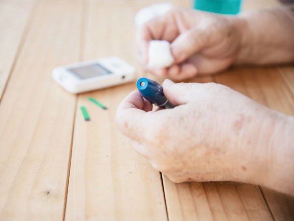 Monitor blood glucose levels and manage type 1 diabetes